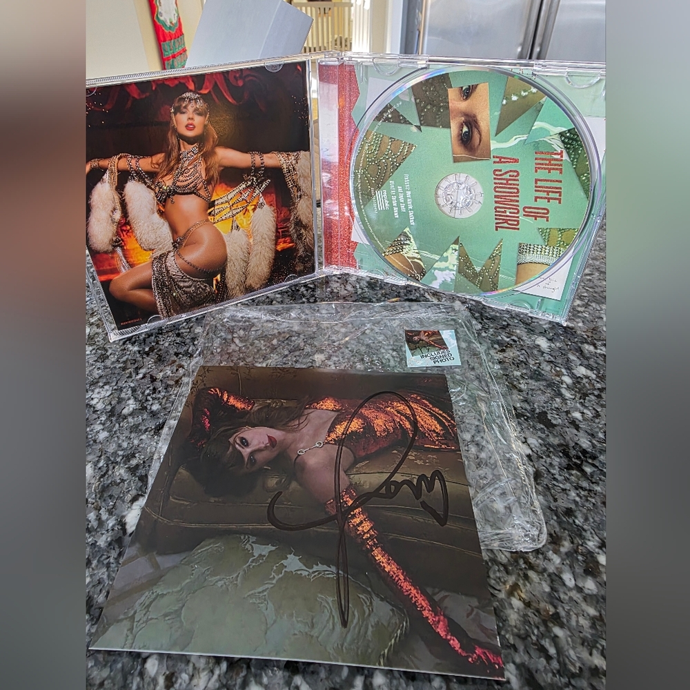 Taylor Swift TLOAS Signed Photo 2 Insert With Open Heart